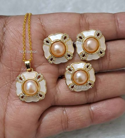 Shell With Original Pearl Pendant Set
