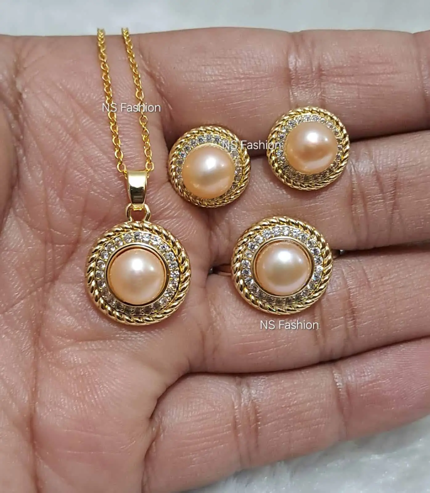 cutting-design-original-pearl-pendent-set-pink Cutting Design Pink Color Original Pearl Pendant Set - Image 1