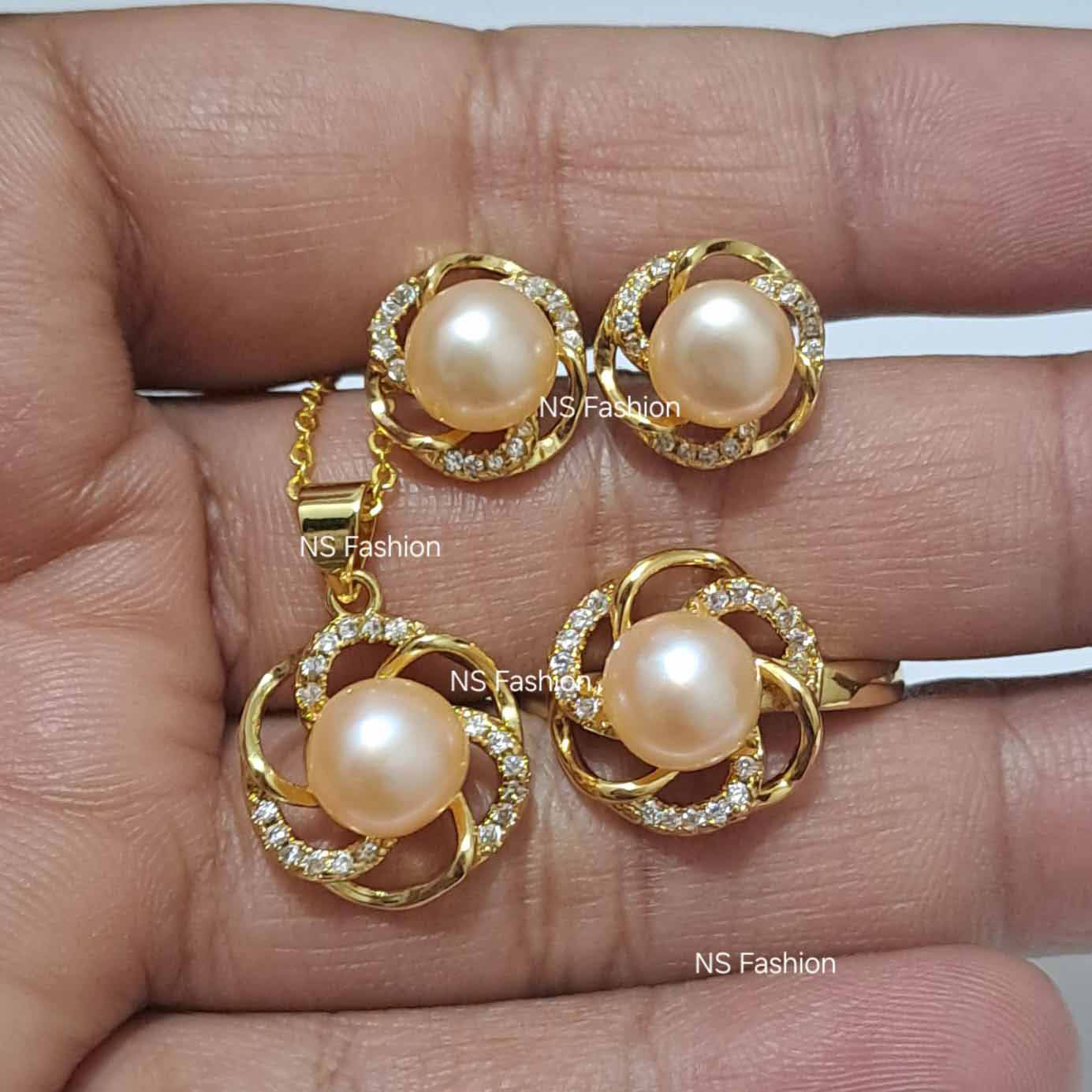 floral-design-pink-color-original-pearl-pendant-set Floral Design Pink Color Original Pearl Pendant Set - Image 1