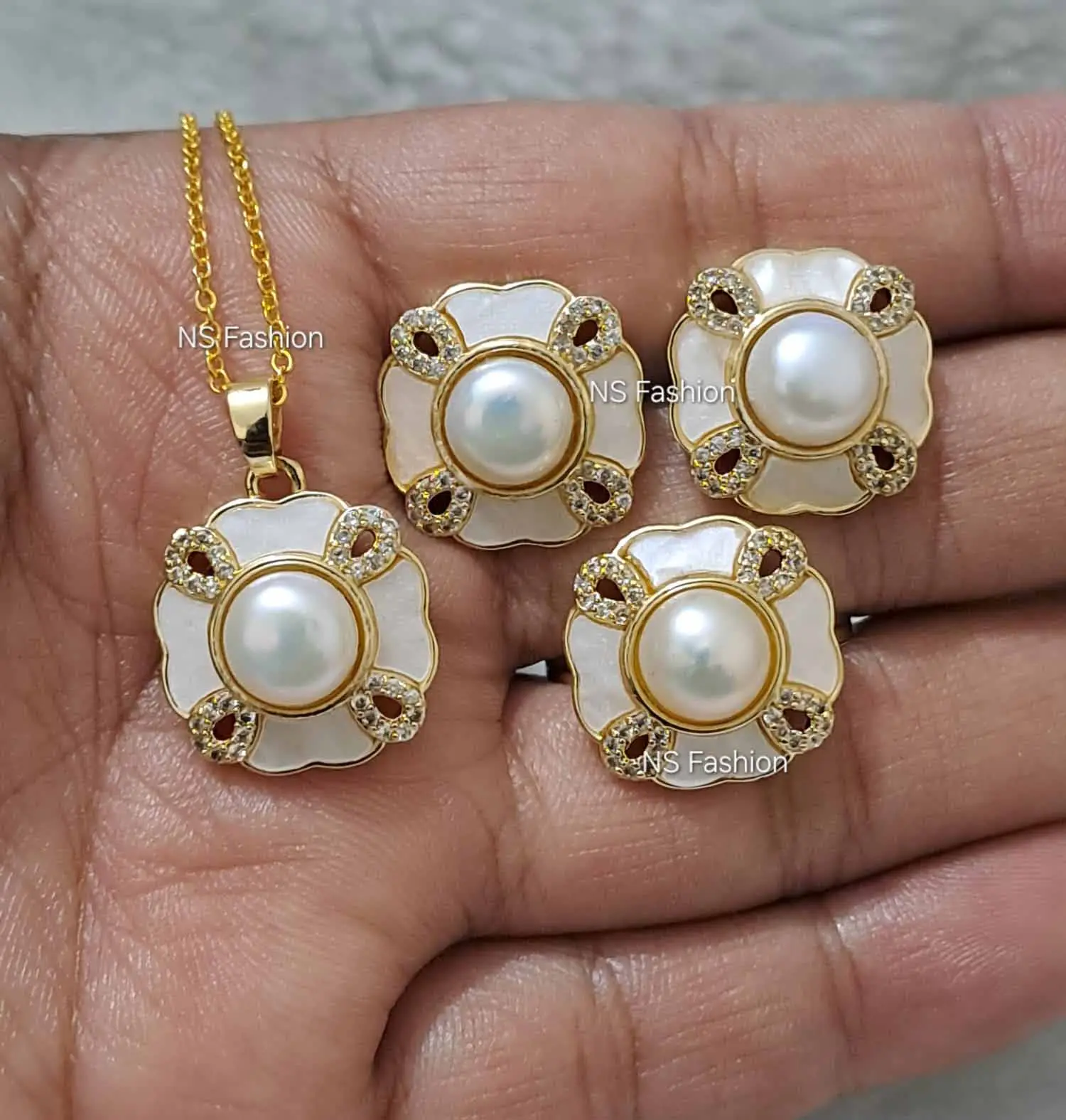 shell-with-original-pearl-pendant-set-white Shell With White Color Pearl Pendant Set - Image 1