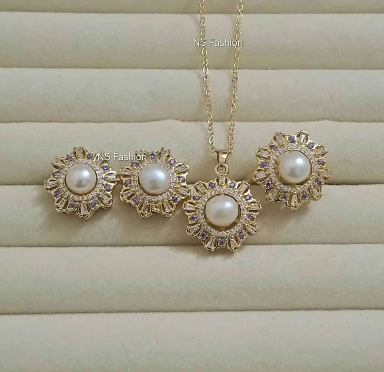 floral-design-white-pearl-pendant-set Floral Design White Pearl Pendant Set - Image 1