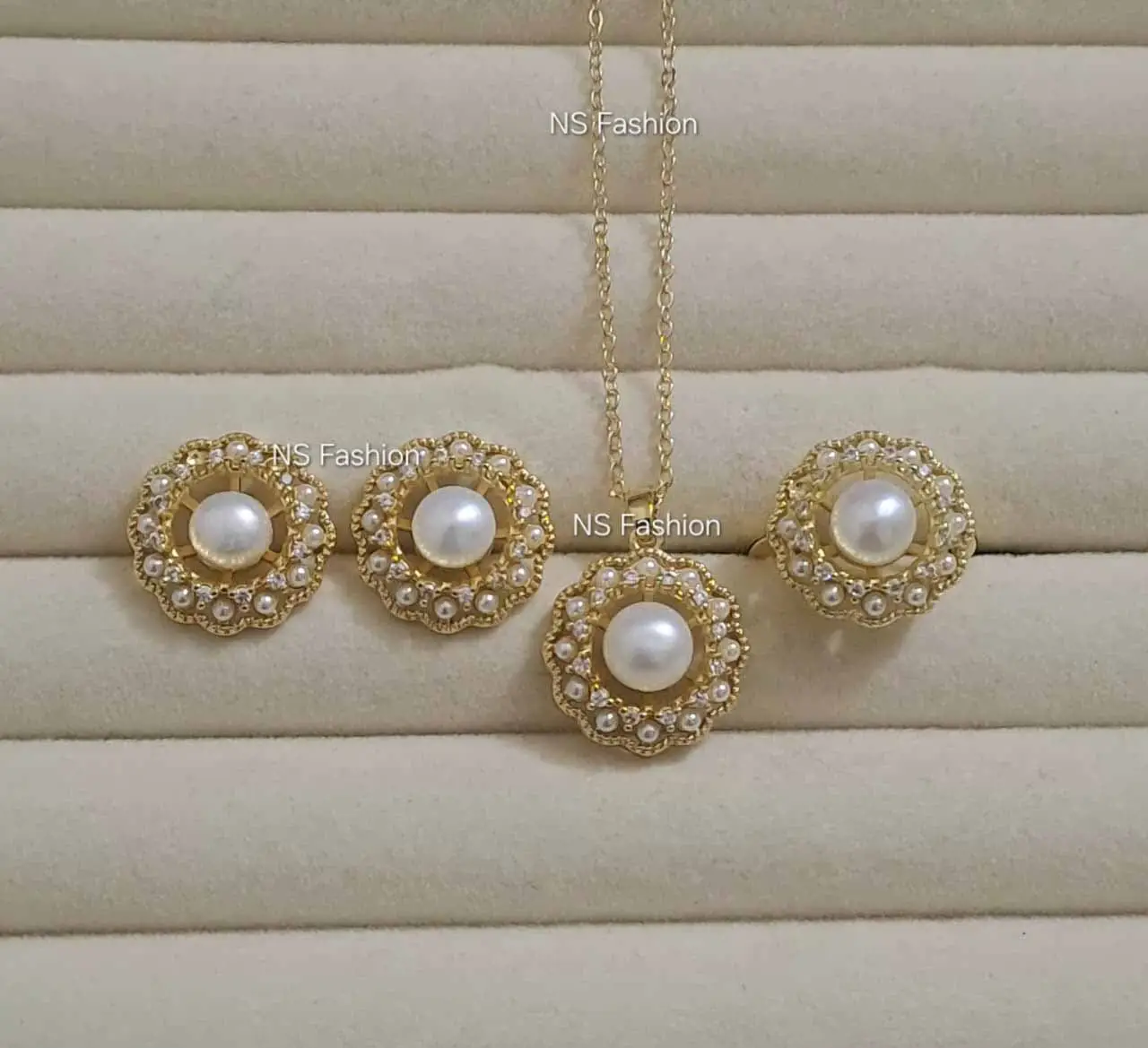 pearl-garland-blossom-white-pearl-set 100% Original White Pearl Garland Blossom Pendant Set - Image 1